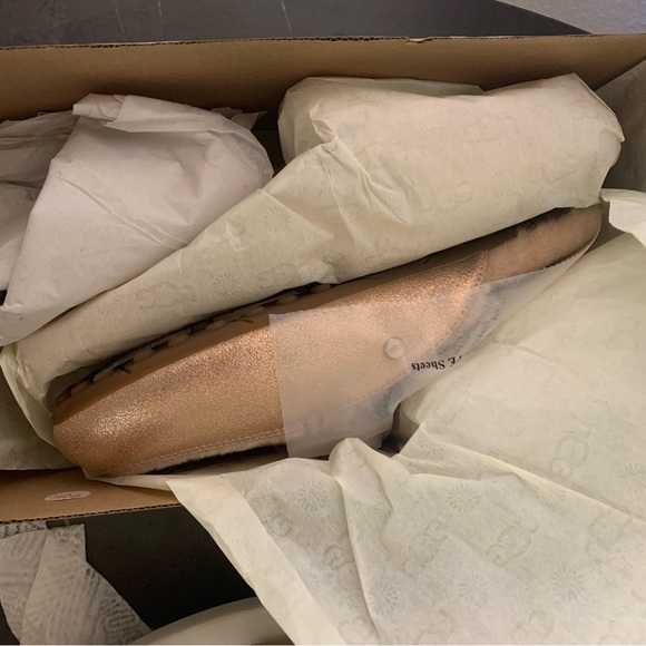 - New with box UGG women slippers in Metallic Rose gold 🎀 size 8 us - Picture 7 of 12